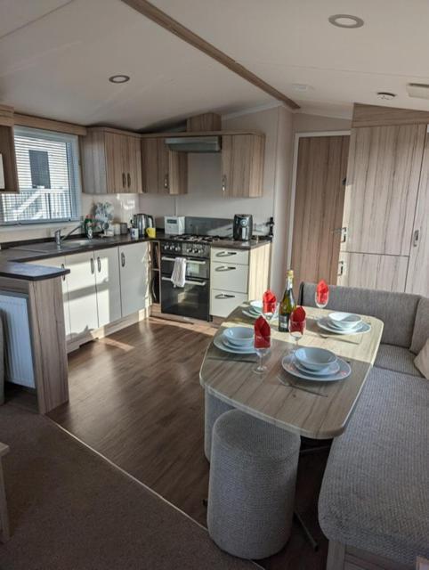 ホテル Sleeps 6 Modern And Bright Caravan Littlesea Haven ウェーマス エクステリア 写真
